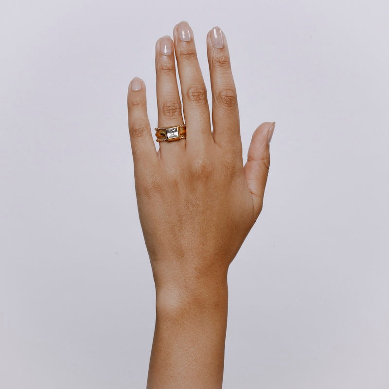Iphis Ring with Sapphire - Solid Gold